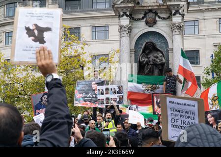 Manchester, Großbritannien, 25 Septemb3er 2022: In den Picadilly Gardens in Manchester protestierten etwa zweihundert iranische Expatriates gegen die aktuelle iranische Regierung und forderten einen Regimewechsel. Die Demonstranten schwenkten die alte iranische vorrevolutionäre Flagge und skandierten den Namen von Mahsa Amini, die kürzlich von der iranischen Revolutionsgarde getötet wurde, weil sie ihre Haare nicht bedeckt hatte. Anna Watson/Alamy Live News Stockfoto