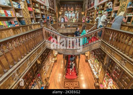 Porto, Portugal - 23. September 2022: Weitwinkelansicht der Buchhandlung Livraria Lello, berühmt für Harry Potter. Neogotik und Jugendstil von ArchitectFran Stockfoto