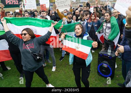 Manchester, Großbritannien, 25 Septemb3er 2022: In den Picadilly Gardens in Manchester protestierten etwa zweihundert iranische Expatriates gegen die aktuelle iranische Regierung und forderten einen Regimewechsel. Die Demonstranten schwenkten die alte iranische vorrevolutionäre Flagge und skandierten den Namen von Mahsa Amini, die kürzlich von der iranischen Revolutionsgarde getötet wurde, weil sie ihre Haare nicht bedeckt hatte. Anna Watson/Alamy Live News Stockfoto