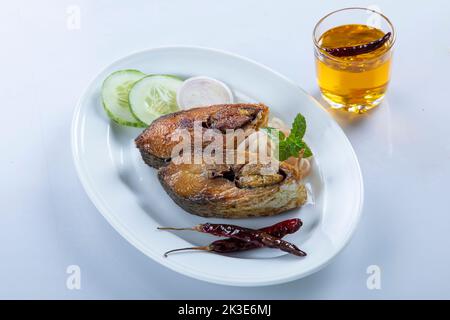 Ilish panta Bengali Neujahr festliche Gericht. Boishakh panta ilish mit grünem Chili und Zwiebeln. Panta bhat ist bei Bengalis in Indien und Bangladesh beliebt Stockfoto