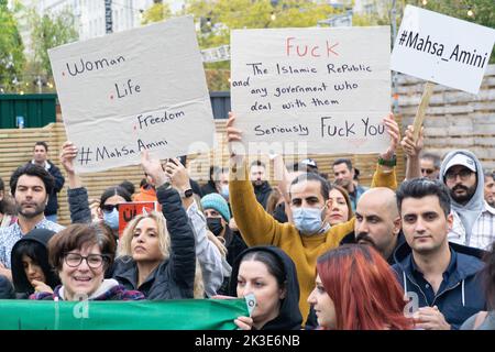 Manchester, Großbritannien, 25 Septemb3er 2022: In den Picadilly Gardens in Manchester protestierten etwa zweihundert iranische Expatriates gegen die aktuelle iranische Regierung und forderten einen Regimewechsel. Die Demonstranten schwenkten die alte iranische vorrevolutionäre Flagge und skandierten den Namen von Mahsa Amini, die kürzlich von der iranischen Revolutionsgarde getötet wurde, weil sie ihre Haare nicht bedeckt hatte. Anna Watson/Alamy Live News Stockfoto