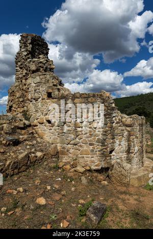 Ruinen eines alten Turms. Römische Ruinen von Ammaia. Portugal. Stockfoto