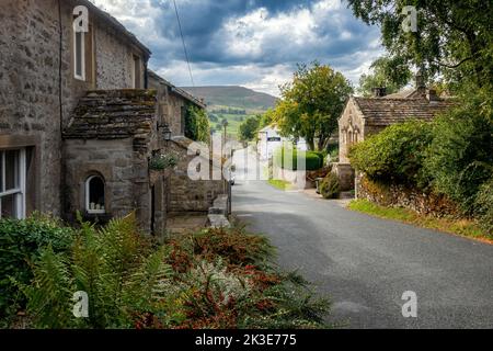 Blick die Straße hinunter durch Appletreewick Dorf im Sommer mit dem New Inn voraus, Yorkshire Dales National Park, England, Großbritannien Stockfoto