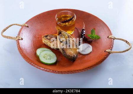 Ilish panta Bengali Neujahr festliche Gericht. Boishakh panta ilish mit grünem Chili und Zwiebeln. Panta bhat ist bei Bengalis in Indien und Bangladesh beliebt Stockfoto