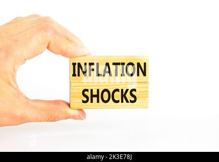 Symbol für Inflationsschocks. Konzept Worte Inflation Schocks auf Holzblöcke. Schöne weiße Tabelle weißen Hintergrund. Geschäftsmann Hand. Unternehmensinflation Stockfoto