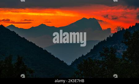 Feurig roter Sonnenuntergang auf dem Gran Sasso-Gebirge, Il corno grande in Silouette. Gran Sasso und Nationalpark Monti della Laga, Abruzzen, Italien, Europa Stockfoto