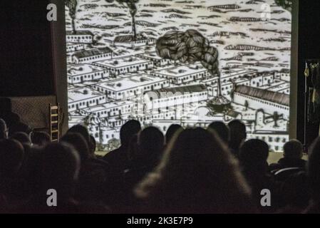 Dramatischer Besuch im Museum der Firmenstadt Cal Vidal (Puig-reig, Berguedà, Barcelona, Katalonien, Spanien) ESP: Visita teatralizada en la Colonia Vidal Stockfoto