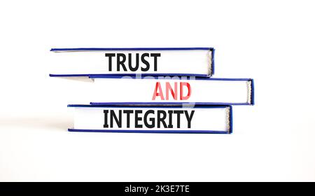 Symbol für Vertrauen und Integrität. Konzeptwörter Vertrauen und Integrität in Büchern. Schöne weiße Tabelle weißen Hintergrund. Business, psychologische und Vertrauen und Stockfoto