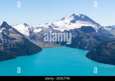 Die azurblaue Weite des Garibaldi Lake mit den Kanadischen Rocky Mountains als Kulisse in BC. Stockfoto