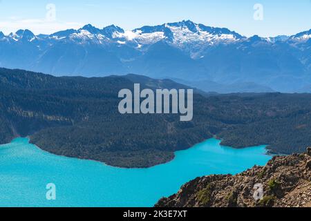 Blick auf den markanten blauen Garibaldi-See inmitten der Kanadischen Rocky Mountains. Stockfoto