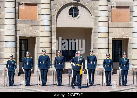STOCKHOLM, SCHWEDEN - 31. JULI 2022: Wachen am königlichen Palast im viertel gamla Stan der Stadt. Stockfoto