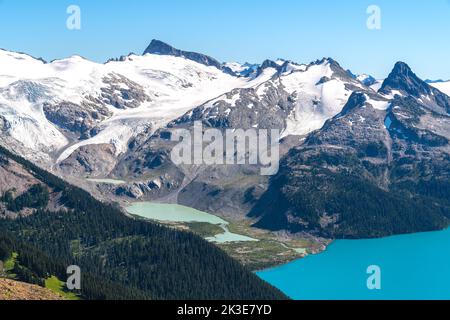Der lebhafte Garibaldi-See und die Gletscher in den kanadischen Rocky Mountains von BC. Stockfoto