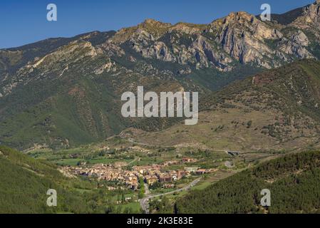 Bagà und die Serra de Moixeró vom Aussichtspunkt Serradet aus gesehen, in der Nähe von Sant Julià de Cerdanyola (Berguedà, Katalonien, Spanien, Pyrenäen) Stockfoto