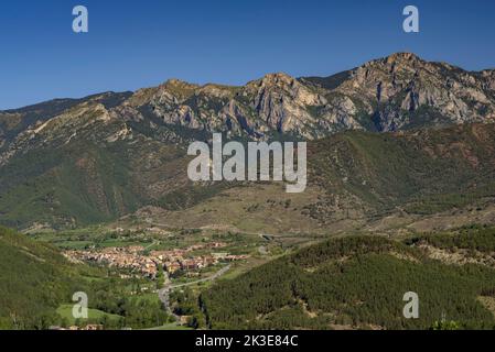 Bagà und die Serra de Moixeró vom Aussichtspunkt Serradet aus gesehen, in der Nähe von Sant Julià de Cerdanyola (Berguedà, Katalonien, Spanien, Pyrenäen) Stockfoto