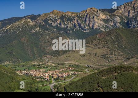 Bagà und die Serra de Moixeró vom Aussichtspunkt Serradet aus gesehen, in der Nähe von Sant Julià de Cerdanyola (Berguedà, Katalonien, Spanien, Pyrenäen) Stockfoto