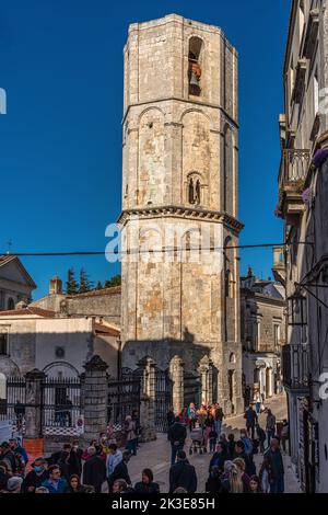 Der Angevin-Turm der Basilika Celeste vor dem Eingang des Heiligtums, das dem Erzengel St. Michael in Monte Sant'Angelo gewidmet ist.Apulien Stockfoto