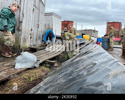 Newtok, Usa. 22. September 2022. US-Soldaten mit der Alaska National Guard unterstützen die Anwohner bei der Säuberung beschädigten Eigentums während der Operation Merbok Response, 22. September 2022 in Newtok, Alaska. Die abgelegenen Küstendörfer erlitten Schäden durch die Überreste des Taifuns Merbok, die Überschwemmungen über mehr als 1.000 Meilen der Küste Alaskas verursachten. Kredit: 1. LT. Balinda O'Neal/US Army/Alamy Live News Stockfoto