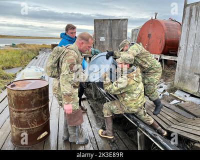 Newtok, Usa. 22. September 2022. US-Soldaten mit der Alaska National Guard unterstützen die Anwohner bei der Säuberung beschädigten Eigentums während der Operation Merbok Response, 22. September 2022 in Newtok, Alaska. Die abgelegenen Küstendörfer erlitten Schäden durch die Überreste des Taifuns Merbok, die Überschwemmungen über mehr als 1.000 Meilen der Küste Alaskas verursachten. Kredit: 1. LT. Balinda O'Neal/US Army/Alamy Live News Stockfoto