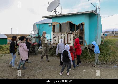 Tooksook Bay, Usa. 24. September 2022. US-Soldaten mit der Alaska National Guard helfen den Anwohnern bei der Säuberung von beschädigtem Eigentum während der Operation Merbok Response, 24. September 2022 in Toksook Bay, Alaska. Die abgelegenen Küstendörfer erlitten Schäden durch die Überreste des Taifuns Merbok, die Überschwemmungen über mehr als 1.000 Meilen der Küste Alaskas verursachten. Kredit: 1. LT. Balinda O'Neal/US Army/Alamy Live News Stockfoto