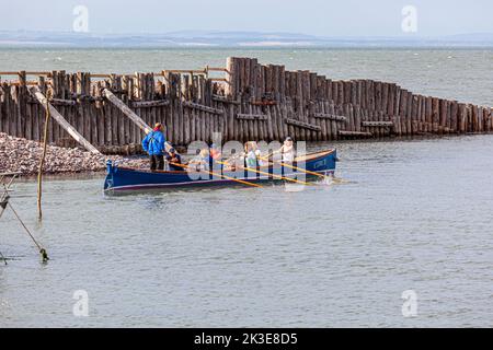 Mitglieder des Porlock Weir Pilot Gig Club, der vom Hafen in Circe an der Nordküste von Exmoor, Porlock Weir, Somerset, Großbritannien, aufbricht Stockfoto