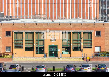 Eingang zum Swindon Magistrates' Court, Princes Street, Swindon, Wiltshire, England, Vereinigtes Königreich Stockfoto