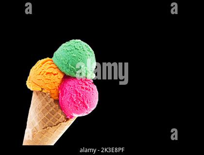 Gemischte Eisschaufeln in Kegel auf schwarzem Hintergrund Stockfoto
