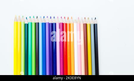 Farbige Bleistiftzeichnen in einer Reihe auf weißem Hintergrund Stockfoto