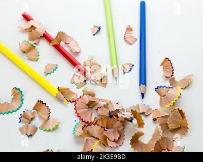 Farbige Bleistiftzeichnen in einer Reihe mit Absacken auf weißem Hintergrund Stockfoto
