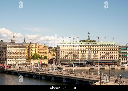 STOCKHOLM, SCHWEDEN - 31. JULI 2022: Sie erstreckt sich über Norrstrom und verbindet die alte Stadt Gamla Stan mit dem zentral-nördlichen Stadtteil Norrmalm. Stockfoto