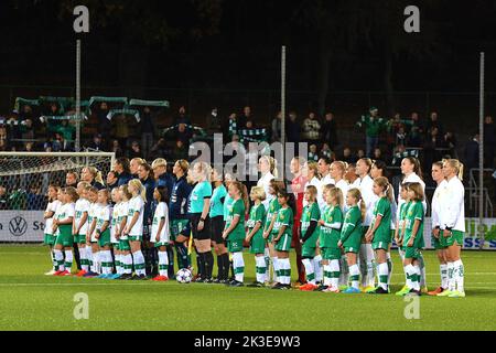 Stockholm, Schweden. 26. September 2022. Stockholm, Schweden, 26. 2022. September: Beide Teams standen am 26. 2022. September in der Schwedischen Liga OBOS Damallsvenskan zwischen Hammarby IF und Linkoping FC bei Hammarby IP in Stockholm Schweden vor dem Spiel (Peter Sonander/SPP) Credit: SPP Sport Press Photo. /Alamy Live News Stockfoto