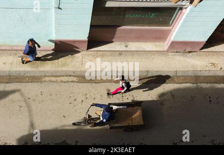 Rikscha in einer Straße in der Altstadt von Havanna Stockfoto