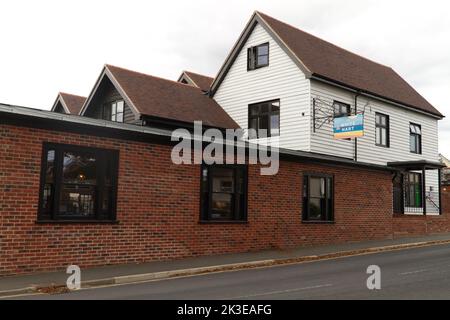 Das White Hart Inn auf Mersea Island in Essex wurde 2022 komplett renoviert und neu eröffnet. Stockfoto