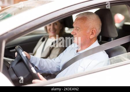 Älteres Ehepaar im Auto sitzen Stockfoto