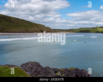 West Cork, Irland, 12. Juni 2022. Malerische irische Meereslandschaft. Clonakilty Bay an einem schönen Sommertag. Weiße Cumulus Wolken in einem blauen Himmel. Mitarbeiter bei Stockfoto