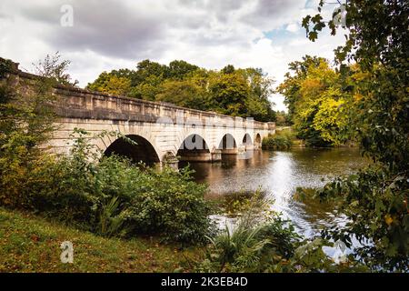 Five Arch Bridge an den Virginia Water Lakes - Teil des Windsor Great Park, Surrey. Stockfoto