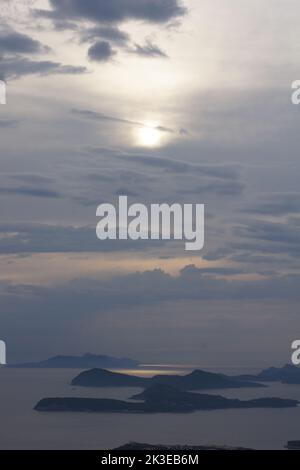Costa de Dubrovnik y ciudad en el mar Adriatico Stockfoto