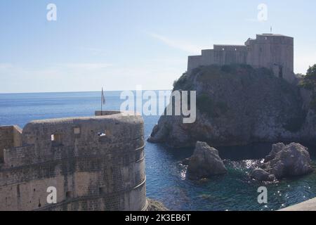 Costa de Dubrovnik y ciudad en el mar Adriatico Stockfoto