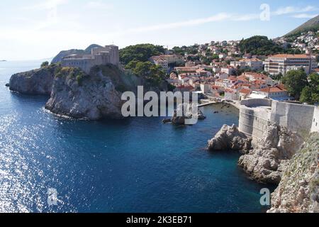Costa de Dubrovnik y ciudad en el mar Adriatico Stockfoto