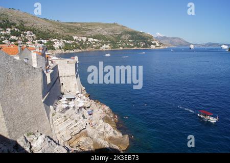 Costa de Dubrovnik y ciudad en el mar Adriatico Stockfoto