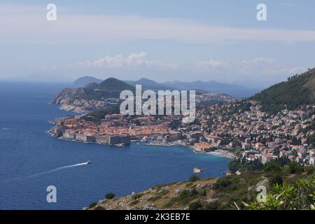 Costa de Dubrovnik y ciudad en el mar Adriatico Stockfoto