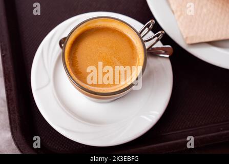 Frisch zubereiteter Cortado-Kaffee in der Tasse Stockfoto