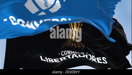 Buenos Aires, ARG, 2022. September: Flaggen mit dem Logo von CONMEBOL und Libertadores winken. CONMEBOL Libertadores ist ein südamerikanischer Fußballwettbewerb für Stockfoto