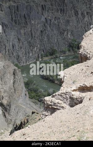 Blick auf den Canyon mit Fluss in der Landschaft im Charyn Canyon Nationalpark, Kasachstan Stockfoto