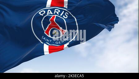 Paris, FRA, Sept. 2022: Die Flagge des Fußballvereins Paris Saint Germain winkt im Wind. Paris Saint Germain ist ein professioneller Fußballverein mit Sitz in Stockfoto