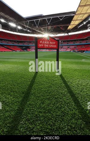 London, Großbritannien. 26. September 2022. Fußball: Nations League A, England - Deutschland, Gruppenphase, Gruppe 3, Matchday 6 im Wembley-Stadion scheint die Sonne im Stadion über dem Schild "Bitte vom Gras fernhalten". Quelle: Christian Charisius/dpa/Alamy Live News Stockfoto