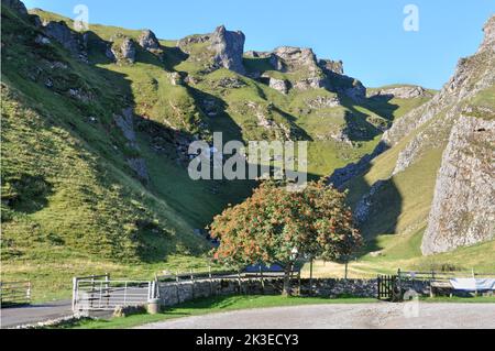 Winnat's Pass, eine steile Steigung in der Nähe von Castleton in Derbyshire, Peak District Stockfoto