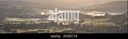 Nebliger Morgen im Hope Valley, Peak District, vom Mam Tor, mit Bamford Betonfabrik Stockfoto