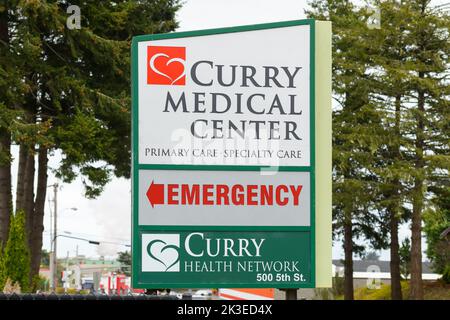 Brookings, OR, USA - 17. September 2022; Unterschrift mit Informationstext für Curry Medical Center in Brookings, Oregon Stockfoto