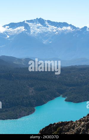 Blick auf den atemberaubenden türkisfarbenen Garibaldi-See und die bergige Kulisse in BC. Stockfoto