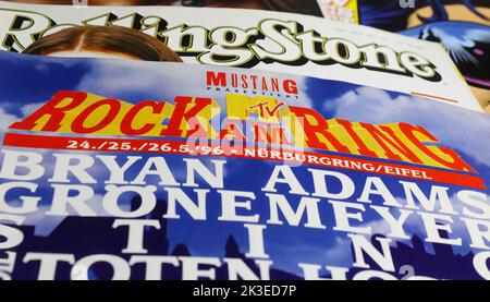 Viersen, Deutschland - Juni 9. 2022: Nahaufnahme der Werbung für das deutsche Open-Air-Festival Rock am Ring im Musikmagazin der neunziger Jahre Stockfoto